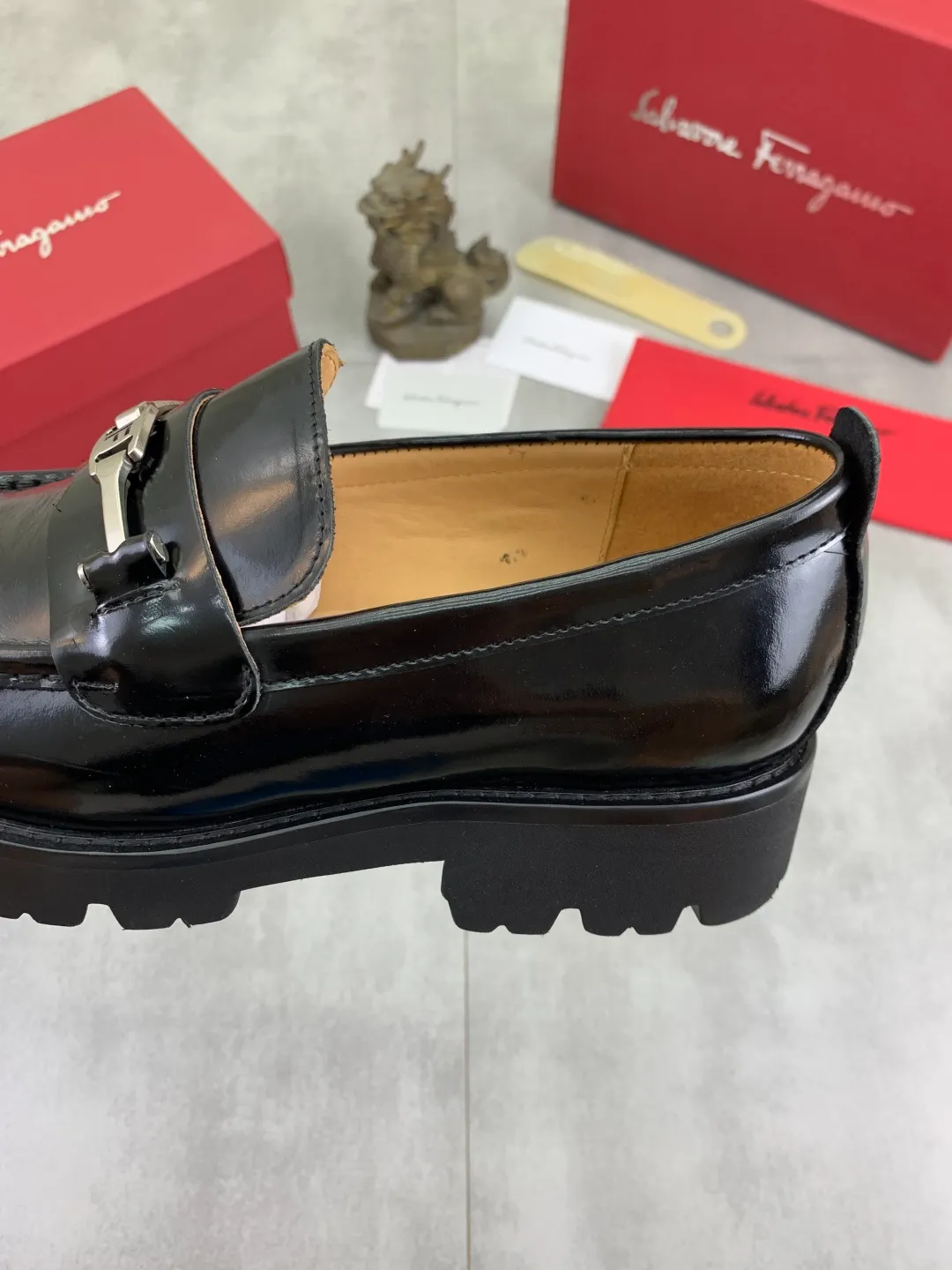 Men's Men's Shoes 💰P480💰[New Style] Water-dyed Niuli 🆘[Salvatore Ferragamo] Ferragamo's latest casual business leather shoes for men! Listed simultaneously! The fabric is made of specially imported original calfskin, and the interior is made of imported water-dyed cowhide. It is absolutely luxurious and leads the fashion trend. Matching code: 38-44 (45 and 46 can be customized) Multiple colors available
